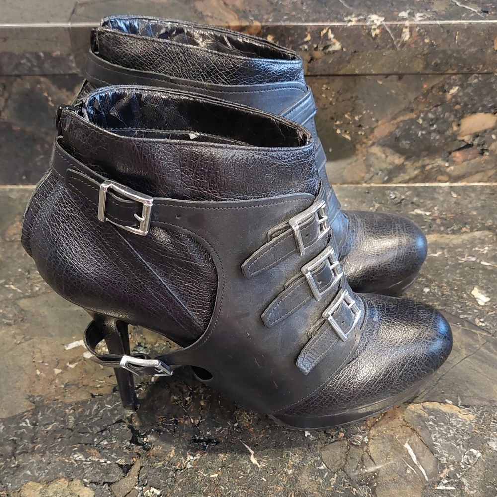 Sergio Zelcer Stylish Black Ankle Boots with Buckle Detail